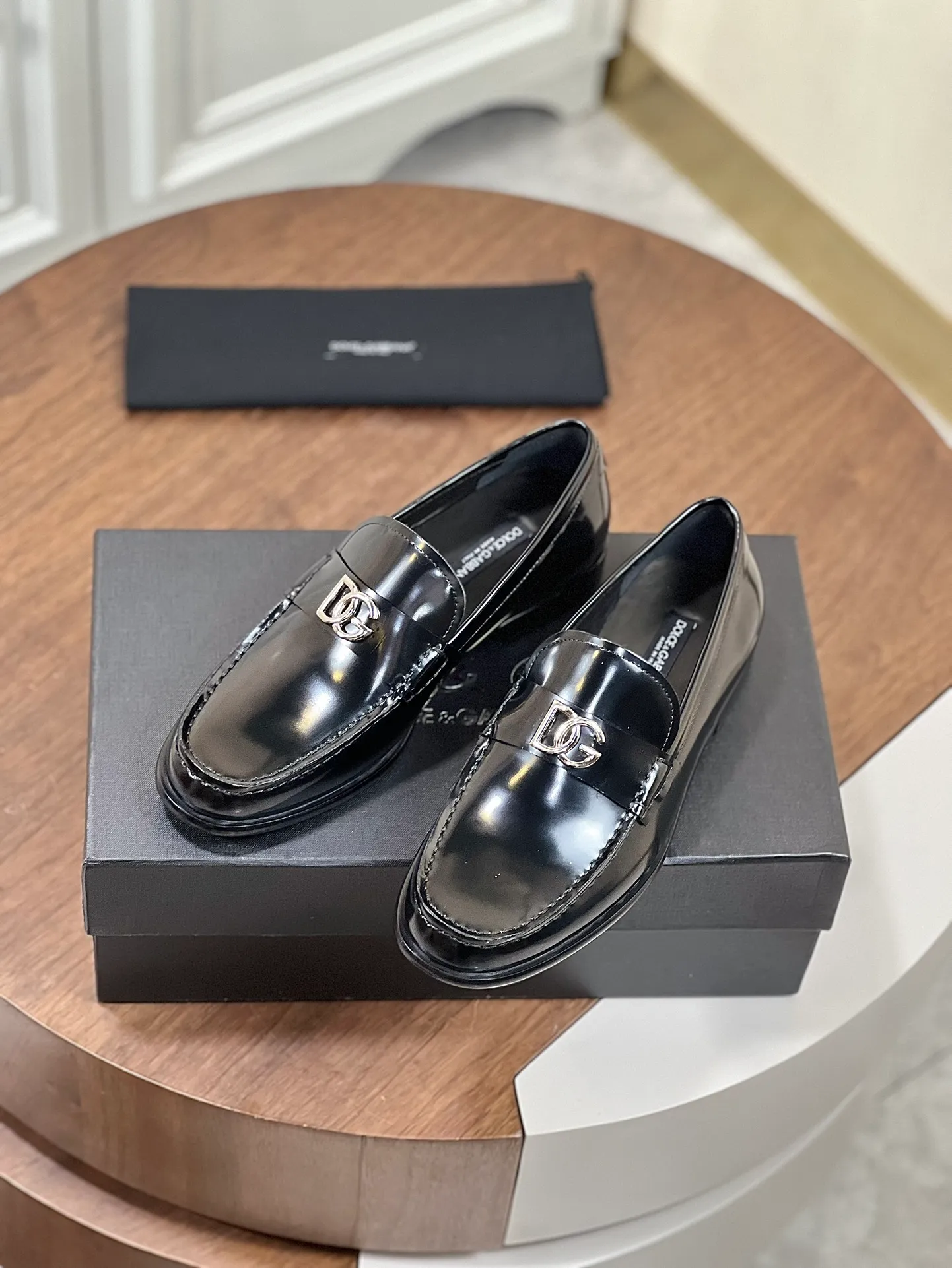 ••New arrivals••Dolce&Gabb*_Dg high-end men's formal shoes and casual leather shoes. First-layer cowhide upper imported from Italy. You can see the leather texture at a glance. Breathable calfskin lining. High-end and luxurious leather outsole. Unique style. Finely crafted details! Size: 39-44 (customized at 38.45.46) ¥960